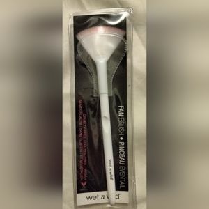 Wet N wild fan makeup brush